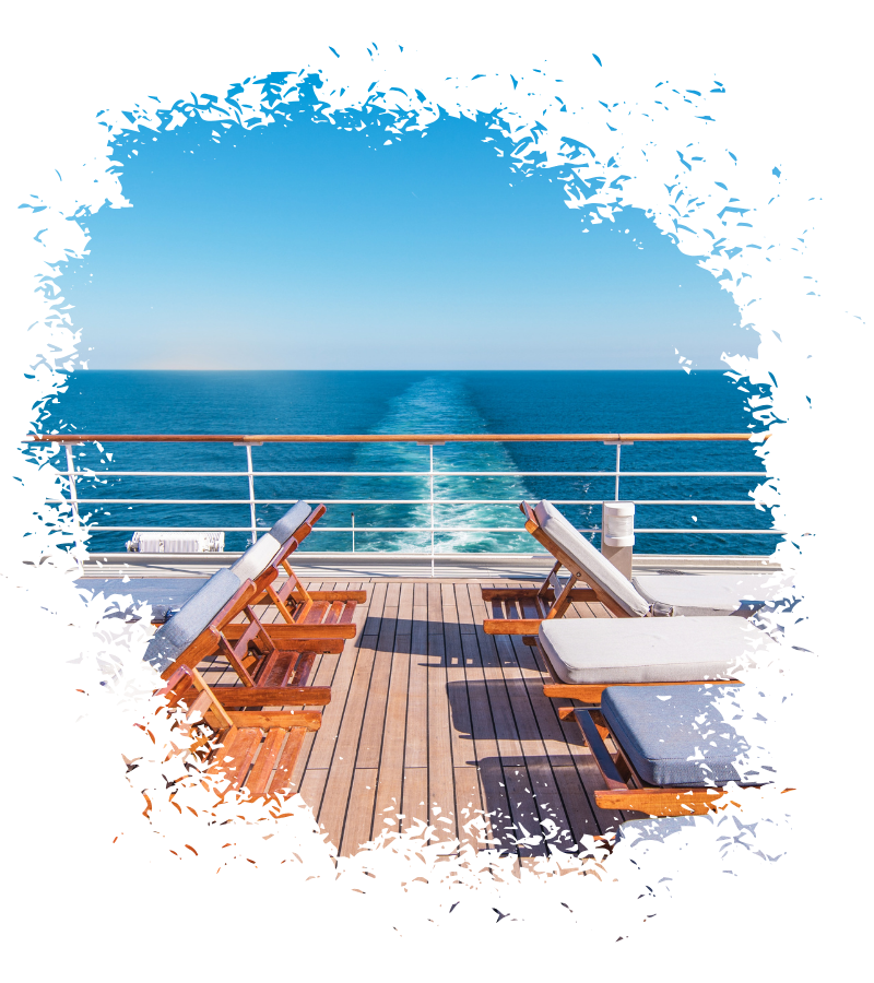 Zwei Liegestühle auf dem Deck eines Kreuzfahrtschiffs mit Blick auf das Meer.