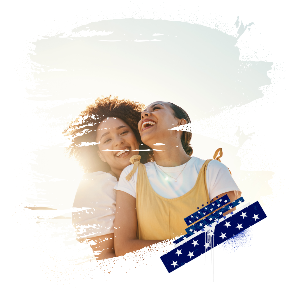 Zwei Frauen, die sich umarmen und zusammen lachen, mit einem hellen Hintergrund und einem grafischen Element.