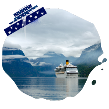 Ein Kreuzfahrtschiff fährt durch einen Fjord mit Bergen und Wolken im Hintergrund.
