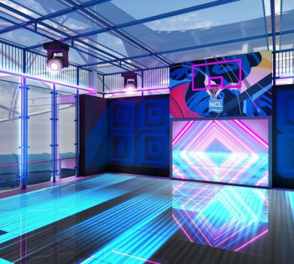 Ein Basketballplatz mit Neonbeleuchtung und grafischen Elementen im Hintergrund.