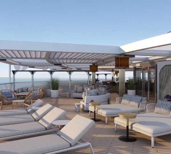 Lounge-Bereich mit Liegen und Sitzgelegenheiten auf dem Deck eines Kreuzfahrtschiffs.