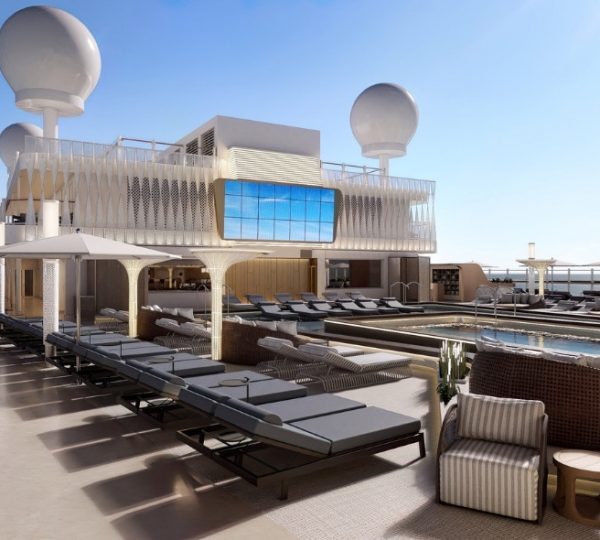 Poolbereich auf einem Kreuzfahrtschiff mit Liegen und Sonnenschirmen unter blauem Himmel.