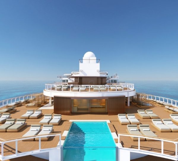 Deck des NCL Luna Kreuzfahrtschiffs mit Liegen und Pool im Vordergrund.