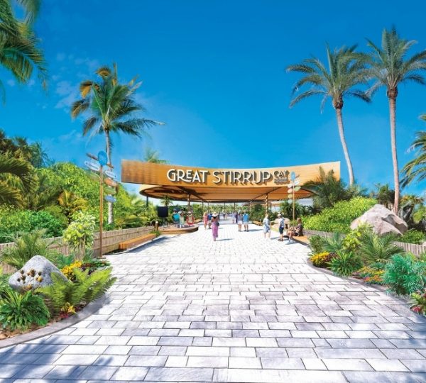 Eingangsbereich zum Great Stirrup Cay mit einem großen Schild und Palmen im Hintergrund.