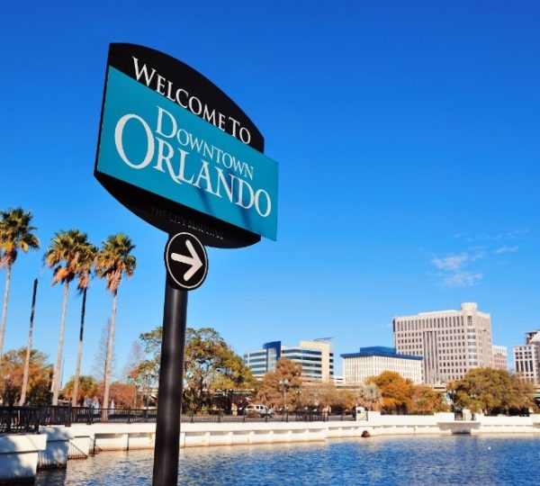 Willkommen-Schild mit der Aufschrift 'Downtown Orlando' und einem Pfeil nach rechts.